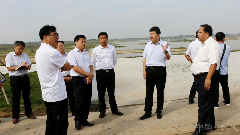 任城区区委书记岳根才到少康湖公园和凤凰台植物公园调研