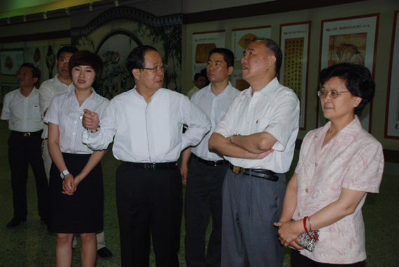 【市文物局】全国政协原副主席张怀西视察市博