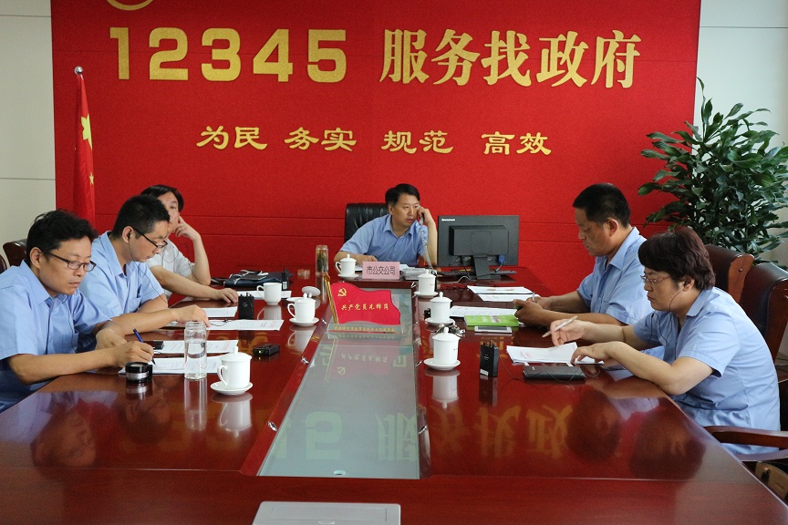 济宁公共汽车公司总经理公海波接听市长公开电话