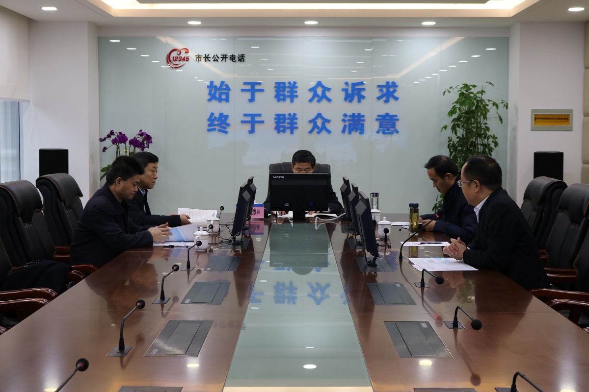 1月18日市纪委监察局局长王福岱接听市长公开电话