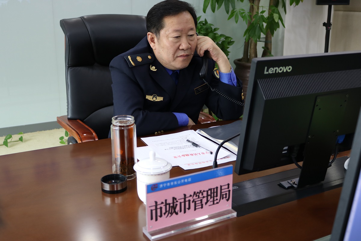 12月4日市城市管理局局长郭庆林接听市长公开电话