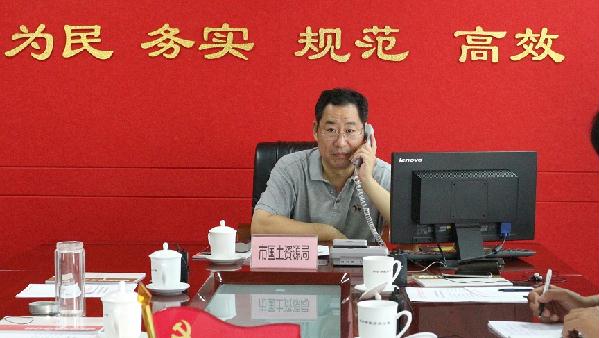 8月3日市国土资源局局长李继凯接听市长公开