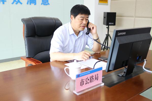 5月22日市公路局局长曹建军接听市长公开电话