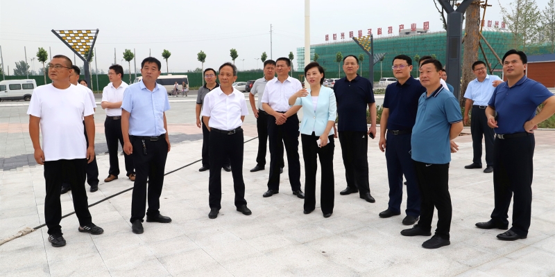 7月18日下午,县委书记董冰在带领相关部门单位主要负责人督导重点项目