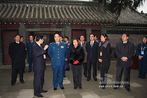 济南军区空军司令员刘忠兴,政治委员王金相等陪同下来我市参观访问