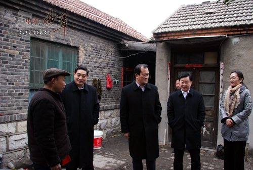 袁炳新,张公迁,禇福梅,颜世全先后到部分困难职工家中走访慰问,向大家