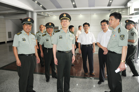 7月24日,济南军区副司令员刘沈扬在省军区副司令员兼参谋长荣森之