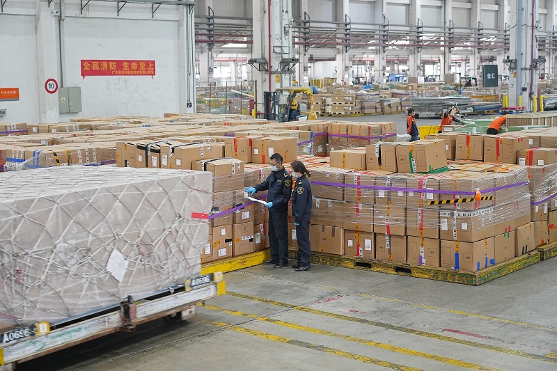 图为：广州海关所属广州白云机场海关关员对进出口货物开展巡仓监管