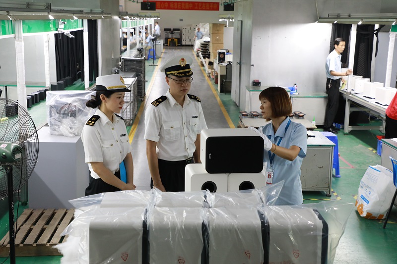 1.图为：广州海关所属花都海关关员到企业调研并开展AEO政策宣讲
