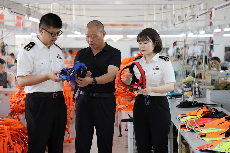 图为：关员在出口宠物用品企业开展调研+张昆(摄）.JPG