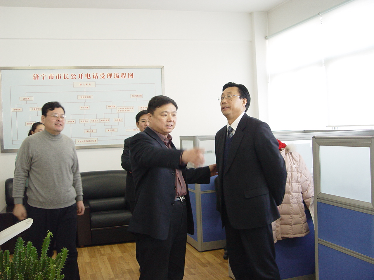 副市长韩军检查指导市长公开电话工作