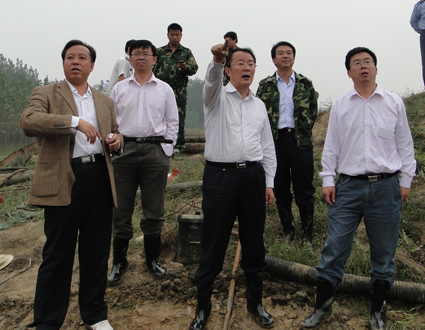 赵东升现场指挥作业