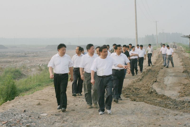 济宁市人民政府 县区动态【微山县】程大志徒步调研西部滨湖景观带