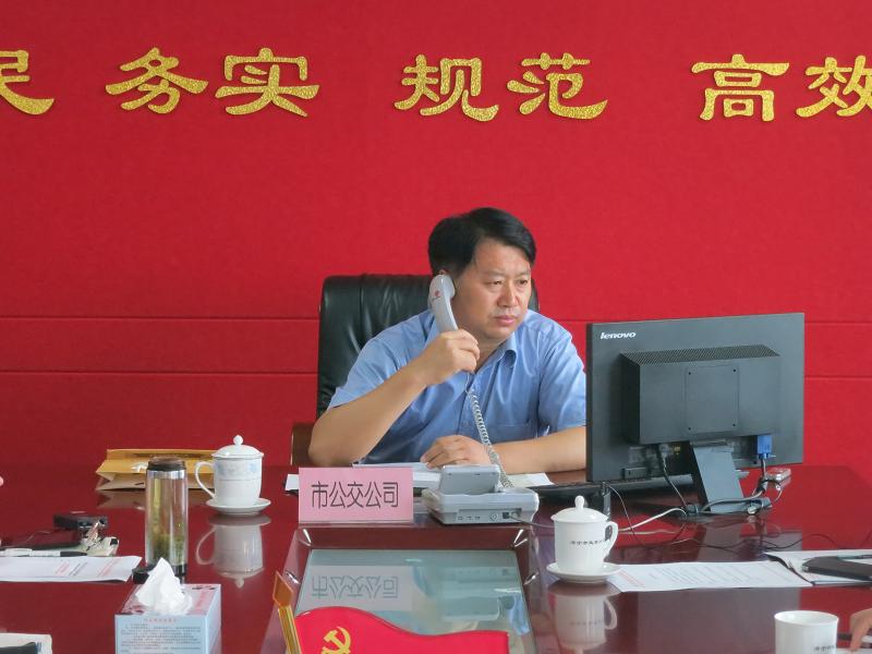 济宁市公共汽车公司总经理公海波接听市长公开电话