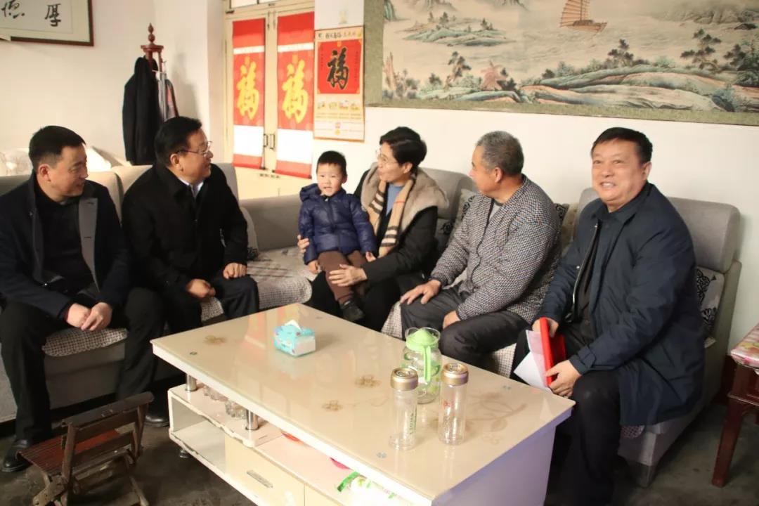 汶上县县委书记李志红一行到康驿镇走访慰问困难群众