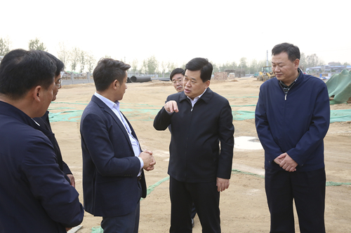 邹城市张百顺现场推进蘑菇小镇项目建设图文