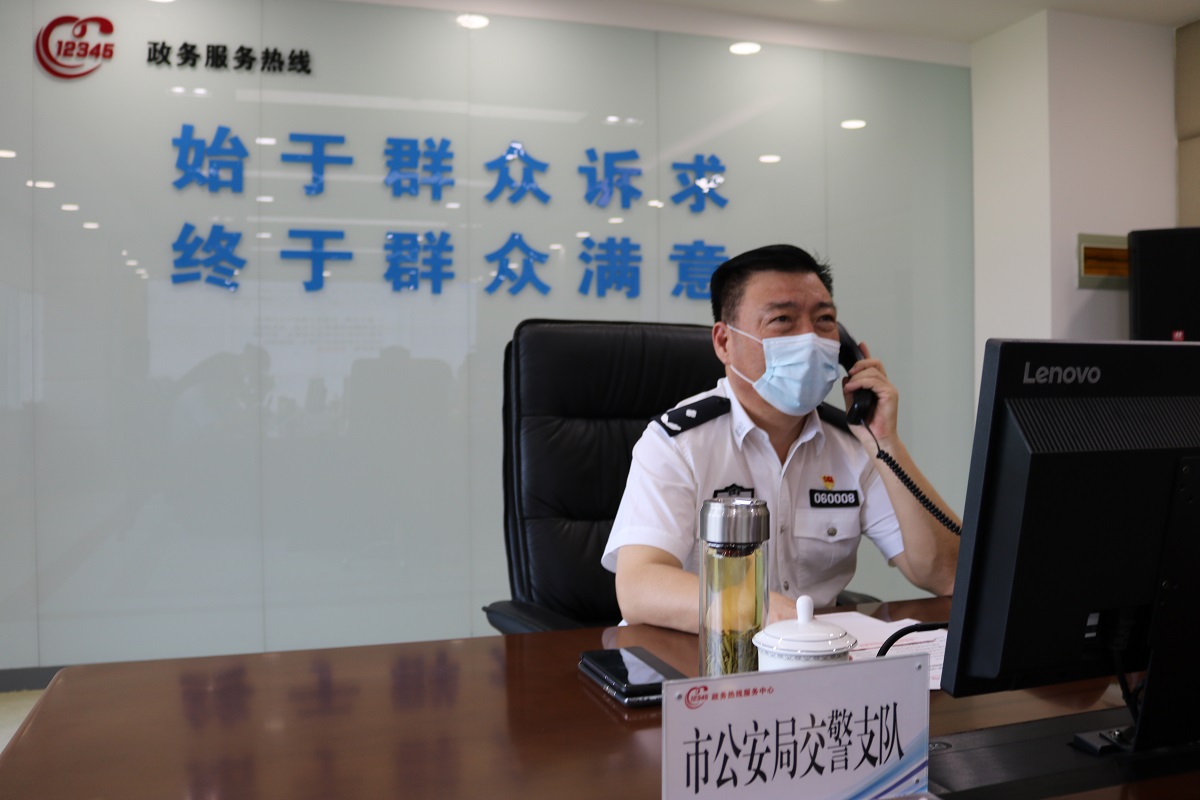 8月11日,市公安局交通警察支队支队长陈秋岭带领交