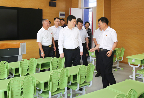 在第35个教师节来临之际,9月9日上午,市委书记张百顺,市委副书记,市长