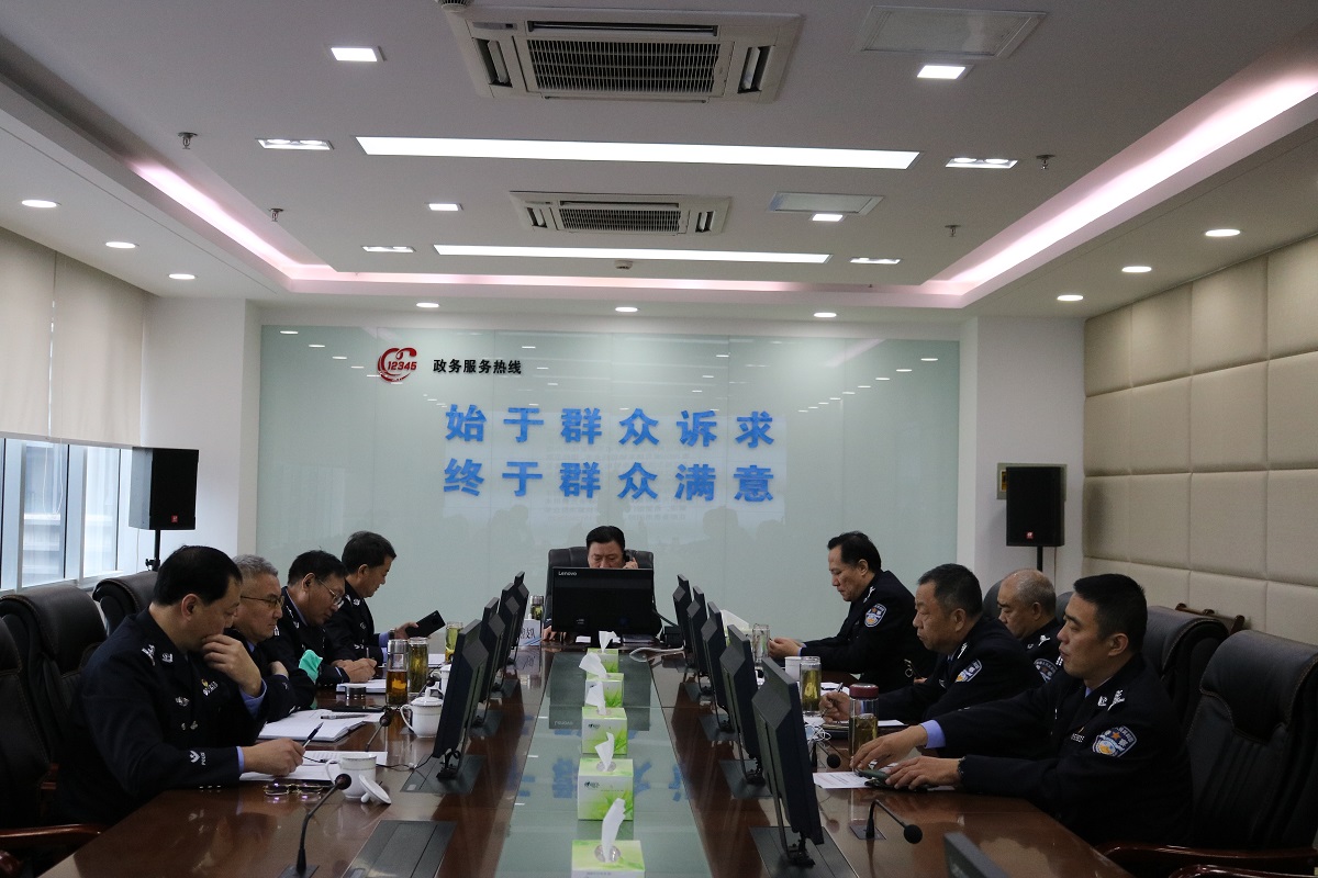 10月20日,市公安局交通警察支队支队长陈秋岭带领交