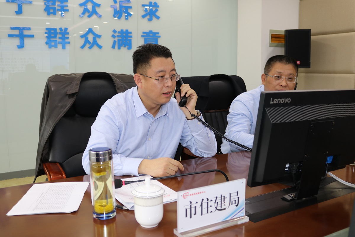 11月22日市住房和城乡建设局党组书记,局长李勇接听政务服务热线