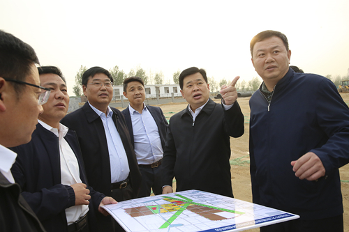 11月1日,市委书记张百顺现场研究推进蘑菇小镇项目建设,对项目进行再