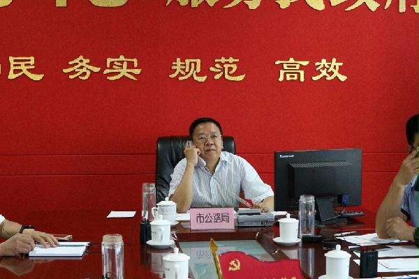 市公路局局长任广德接听市长公开电话