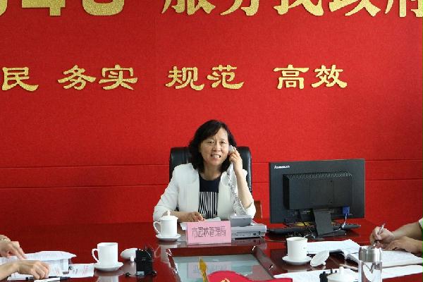 市园林管理局局长陈景东接听市长公开电话