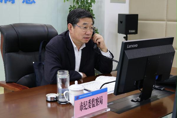 1月18日市纪委监察局局长王福岱接听市长公开电话