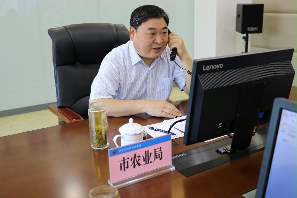 5月24日市农业局局长张洪雷接听市长公开电话