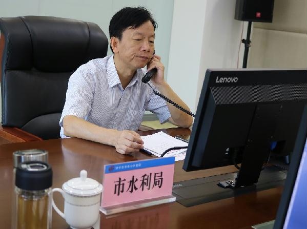 9月13日市水利局局长刘文峰接听市长公开电话