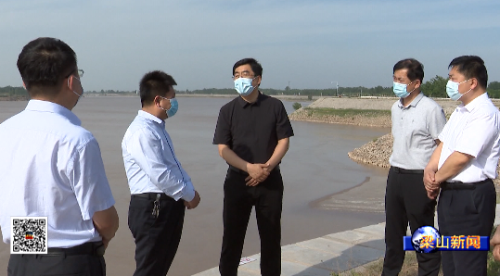 县委书记谷永强视察黄河大堤石料储备工作