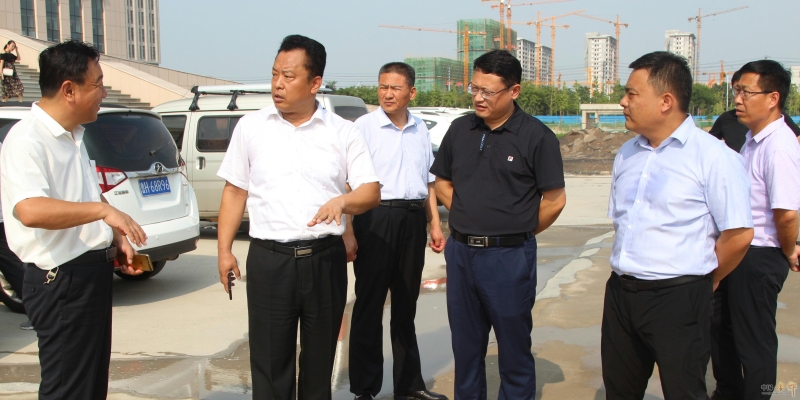 7月22日下午,县委副书记,县长郑士民在副县长王建文的陪同下,采取"四