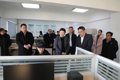 赵文静先后到县融媒体中心生产指挥调度中心,电编室