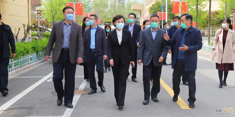 董冰先后来到金乡一中,金乡二中,金育高中,对学生体温检测,宿舍管理