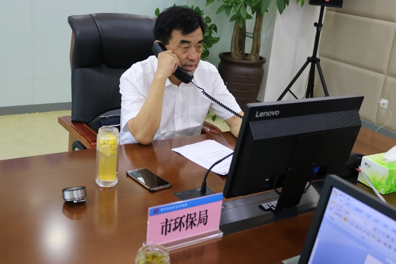 济宁市人民政府 工作动态 7月24日市环保局局长许伟接听市长公开电话