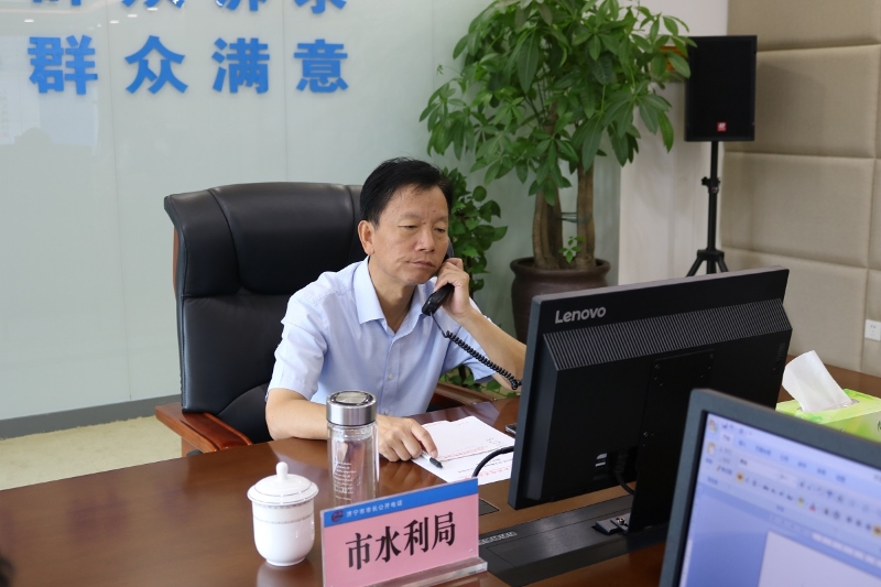 8月29日市水利局局长刘文峰接听市长公开电话