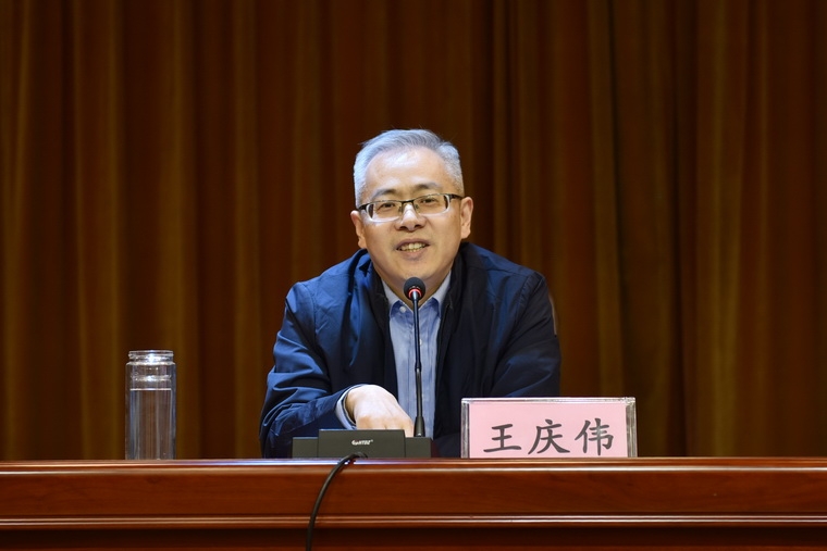 宣讲报告结束后,市委宣讲团成员,市委改革办专职副主任王庆伟就学习